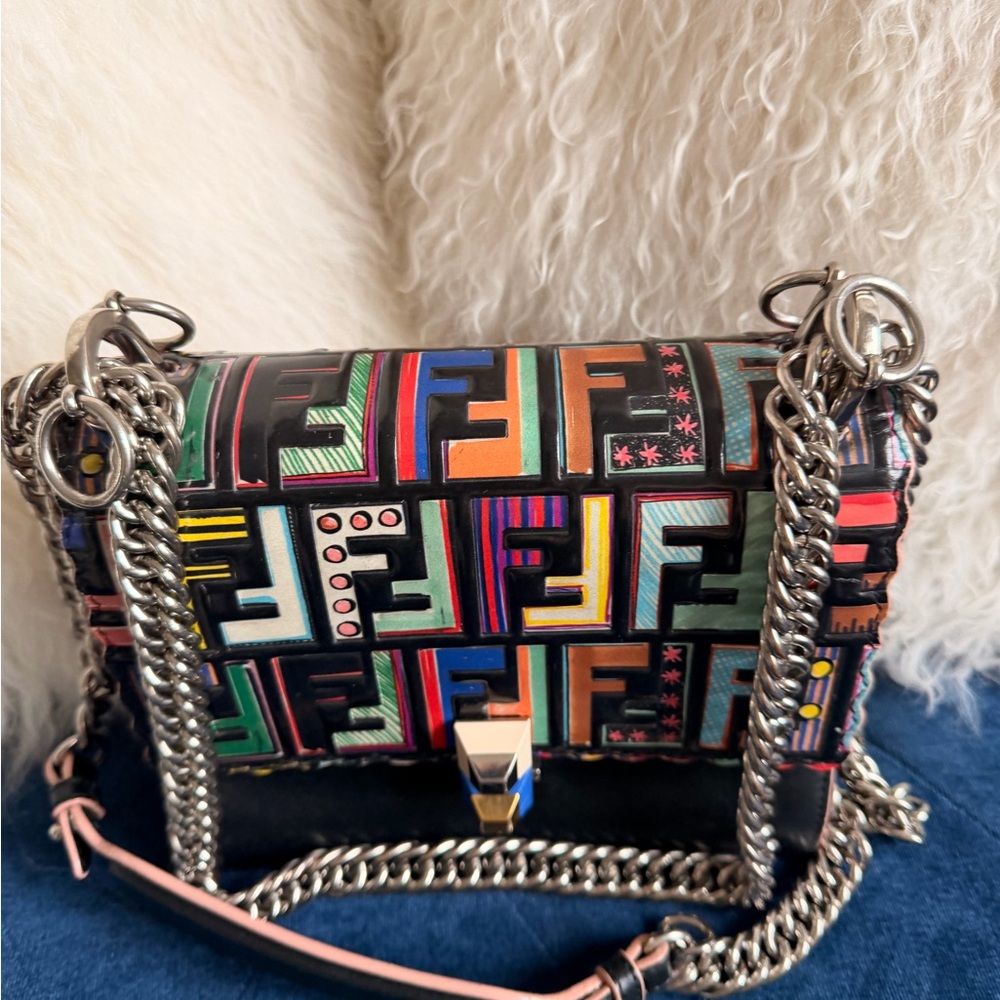 🛑SOLD🛑Fendi
Kan I Bag Zucca Embossed Patent and Leather Small - Picture 5 of 9